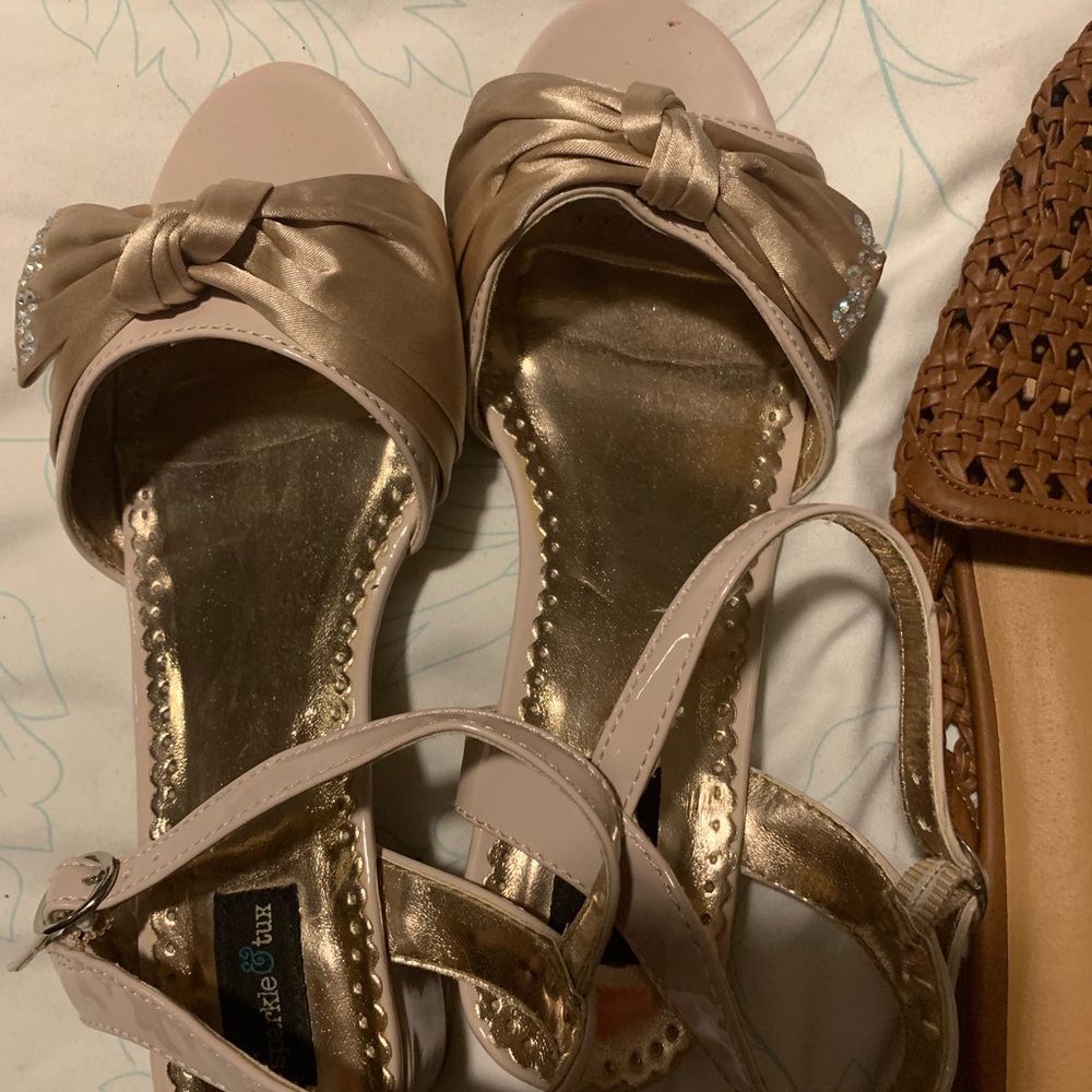 Girls sandals size 4-5 never worn